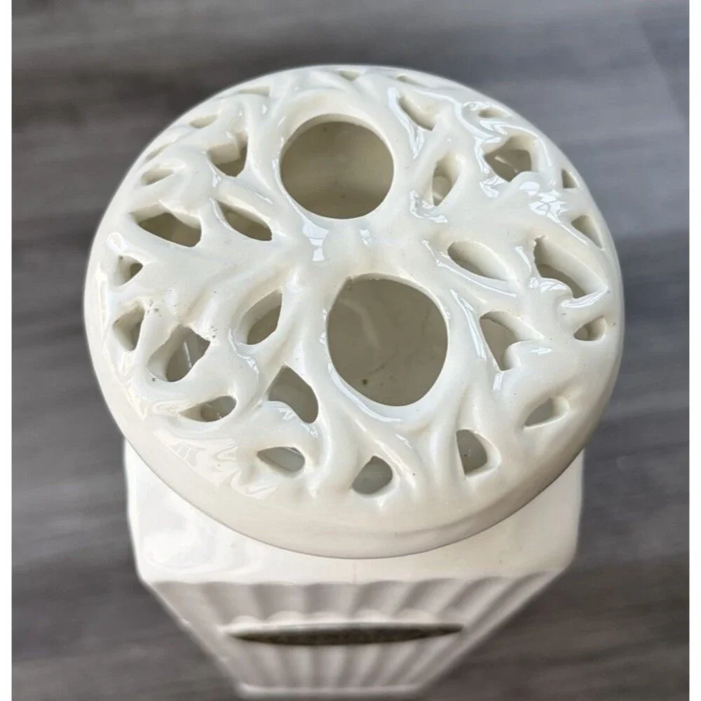 THL White Ceramic Spaghetti Canister Farmhouse Ribbed Jar Bronze Label Lace Lid